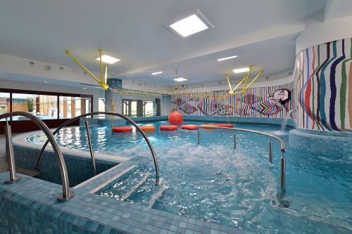 Äventyrsbad, termalbad, simhall, utomhus pool i Danubius Health Spa Resort Buk 