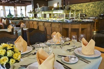 Den elegante restaurangen i Thermal Hotel Sarvar, Ungern 