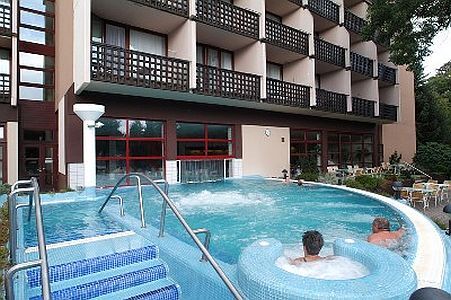 Relaxare în piscina hotelului Danubius Health Spa Resort din Ungaria