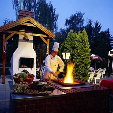 Barbecue- en grillarrangement in de tuin van het Hotel Nagyerdo in Debrecen, Hongarije