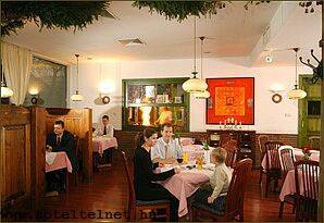 Charles Apartment Hotel のレストランに美味しいくて伝統的なハンガリ―料理やワイン