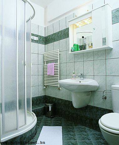 Ванная комната дешевого отеля Charles Apartment Hotel в Будапеште - Budapesth - Hungary