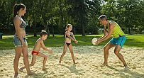Siatkówka plażowa w ogrodzie Hotelu Marina nad Balatonem w Balatonfuredzie