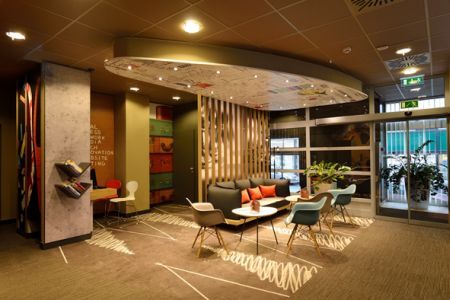 Рецепция дешевого центрального отеля Ibis Budapest Hotel City