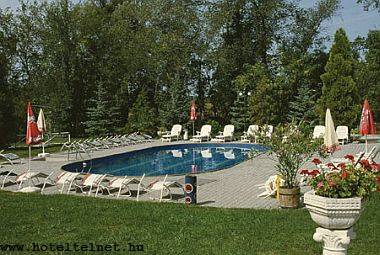 Castle Hotel Szent Hubertus - внешний велнес- и плавательный бассейн отеля - Sobor - Hungary