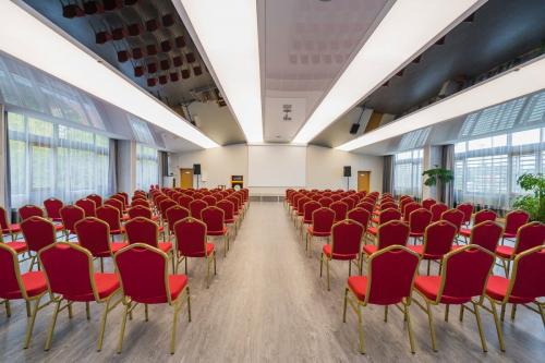 Hotel SunGarden Siófok - большой конференц-зал при отеле для проведения торжеств и мероприятий