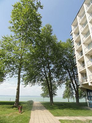 Basen i jezioro przy Hotelu Lido w Siofoku