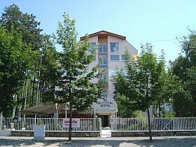 Hotel Korona in Siofok bij het Balatonmeer - het gebouw van het 3-sterren hotel, vlakbij het stadscentrum in een rustige omgeving
