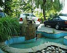 Gezellige vakantie bij het Balatonmeer - vijver bij de parkeerplaats van het 3-sterren Hotel Korona in Siofok