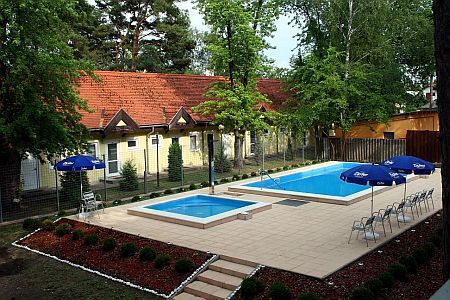 Hotel Korona  Siofok - плавательный бассейн в отеле, на берегу Баланота