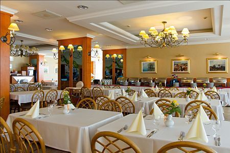 Hotel Marina-Port excelente restaurante en Balatonkenese