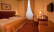 Hotels in Szekesfehervar - tweepersoonskamer van het driesterren Hotel Magyar Kiraly