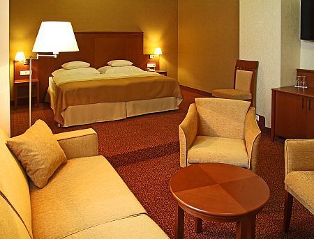 Bekvämligt rum i det 4-stjärniga hotellet Hotell Magyar Kiraly Szekesfehervar