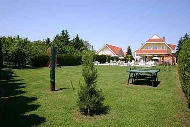 Goedkoop Pension Lorelei, gelegen in een prachtige groene omgeving in Gyenesdias in Hongarije