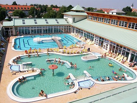 Groot buitenzwembad in het Thermal Hotel Mosonmagyarovar