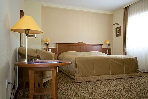 L'hôtel á 4 étoiles au centre de Kecskemet en Hongrie - Aranyhomok Wellness Hôtel - chambre avec lit double