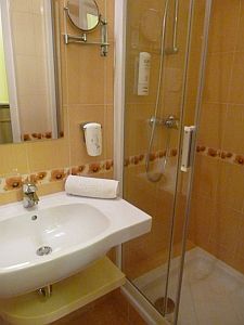 La salle de bain - chambre bon marché - business et ellness á Kecskemét Hôtel Aranyhomok