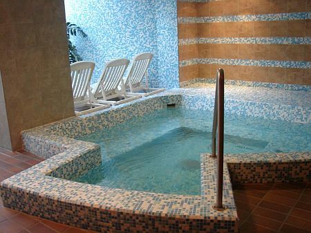 Jacuzzi á l'hôtel Wellness Aranyhomok Kecskemét, Wellness hôtels en Hongrie