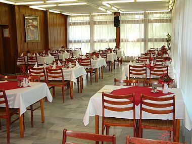 La salle à manger - Hôtel Piramis Gardony trois étoiles en Hongrie - demi-pension ou pension