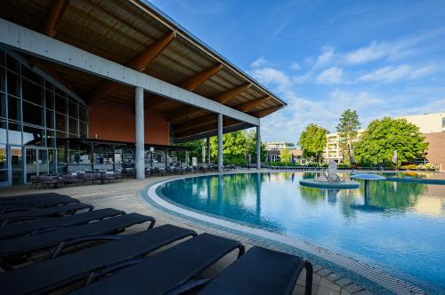 Hôtel Azur à Siofok avec d'immenses piscines intérieure et extérieure