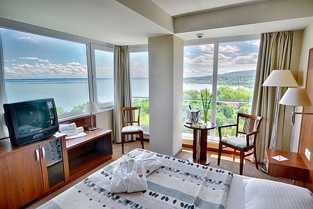 Panoramiczny widok na Balaton od 4* Hotel Bal