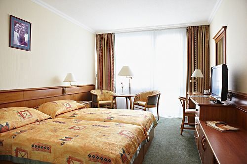 Ledigt dubbelrum i NaturMed Hotell Carbona - termalhotell i Heviz