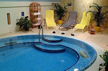 Lastminute wellnessaanbiedingen in Eger, Hongarije - jacuzzi in Hotel Unicornis