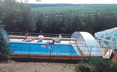 Badbassäng och solterrass i Panorama Hotell Noszvaj