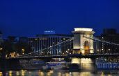 5-sterren hotels in Hongarije - elegant, luxe Sofitel Chain Bridge aan de Pester kant van de Donau bij avondlicht