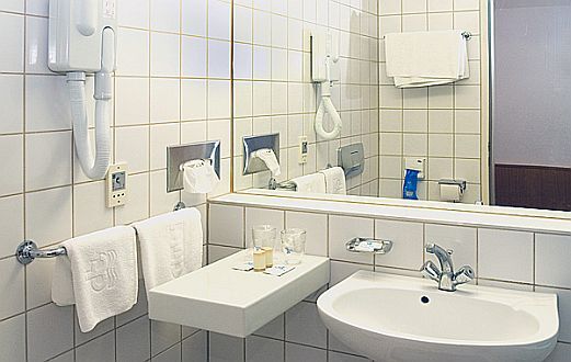 Hotel Club Tihany - stanza da bagno nelle camere standard - club vacanze a Tihany - Lago Balaton