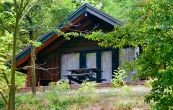 Cabane în pădure pe malul lacului Balaton în Club Tihany Bungalows