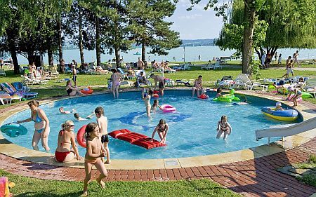 Balatoni szállodák közül a Club Tihany a Balaton északi oldalán van - Gyermekmedence Tihanyban