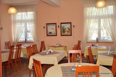 Vacances dans la ville royale hongroise á Székesfehérvár - le restaurant de L'hôtel Platán 3 étoiles