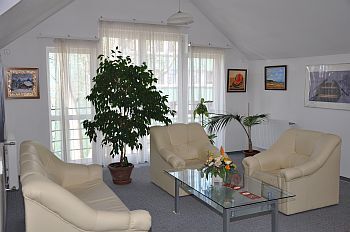 Szekesfehervar Hotel Platan - фойе 3-звездного отеля в г. Секешфехервар, в зеленой зоне, недалеко от автоманистрали М7 - Szekesfehervar