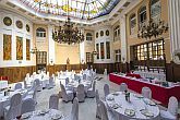 Restaurant van het Grand Hotel Aranybika in Debrecen, Hongarije