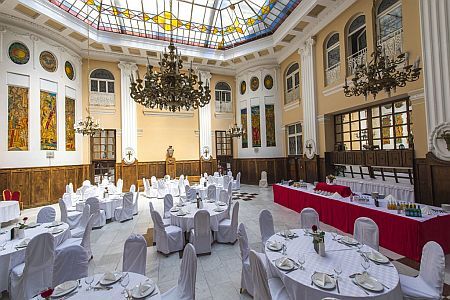 Restaurant van het Grand Hotel Aranybika in Debrecen, Hongarije