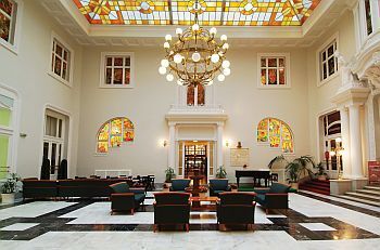 Grand Hotel Aranybika - ruime en elegante lobby in de binnenstad van Debrecen