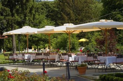 4-sterren hotel in Tarcal, Hongarije - terras van het Graaf Degenfeld Kasteelhotel in het centrum van de bekende Tokaj-wijnstreek