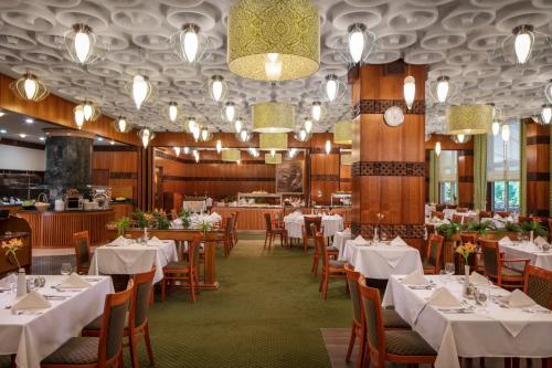 Grilltuin van het Restaurant Tavirozsa (Waterlelie) in het thermale hotel HEVIZ, Hongarije