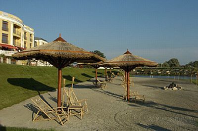 Playa del Hotel Termal Polus Palace Golf Club en God - Hungría - a 20 kms de Budapest
