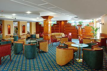 Polus Palace Thermaal Golf Club Hotel in God, niet ver van Boedapest - lobby van het elegante, moderne vijfsterren wellnesshotel