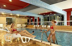Wellness Hôtel Eger Park - Hongrie - la piscine - Park et l'hôtel