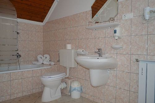 Bathroom in Pension Marvany Hajduszoboszlo - cheap pension