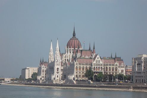 Novotel Danube - des fenetres de chambres d'hôtel donnent sur le Danube et le Parlement
