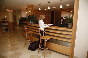 Business Hotel Jagelló Budapest centrumában - kiváló Budai szálloda a Kongresszusi Központ közelében - A Jagelló Hotel recepciója