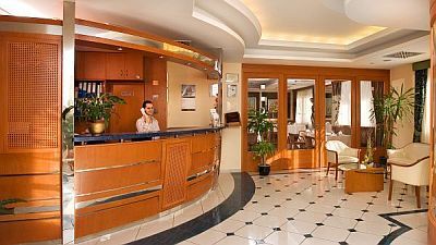 Hotel Kálvária recepciója Győrben, a belváros közelében