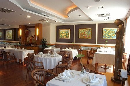 Restaurant Carmen in het Hotel Kalvaria in Gyor met Hongaarse en internationale specialiteiten