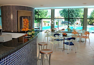 Bar z sokami owocowymi obok basenu Hotelu Holiday Beach Budapeszt