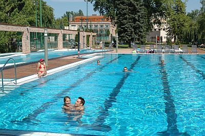 Yttre bassänger i Holiday Beach Budapest Wellnesshotell