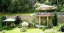 Stämningsfull trädgård i ett billigt hotell i Veszprem - Villa Medici 